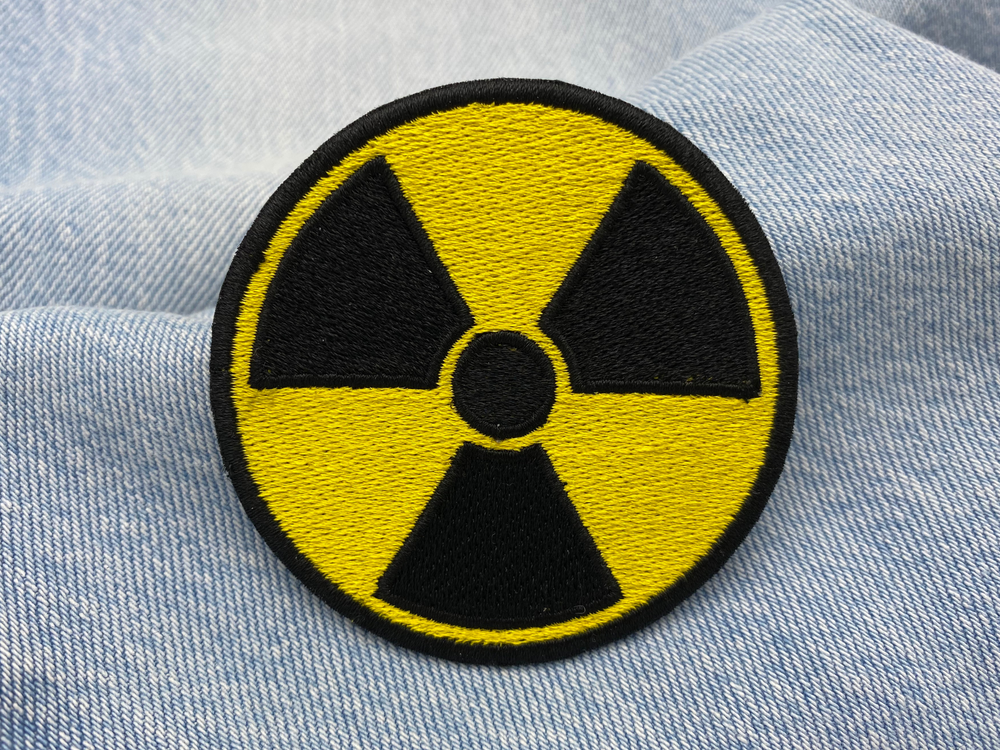 Radioaktivität Patch auf blauer Jeans