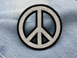 Peace Zeichen Patch auf blauer Jeans