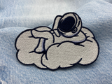 Astronaut auf Wolke Patch auf blauer Jeans