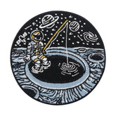 Schwarzer angelnder Astronaut auf dem Mond Patch