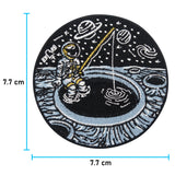 Angelnder Astronauten Patch mit der Maße: 7,7 x 7,7 cm