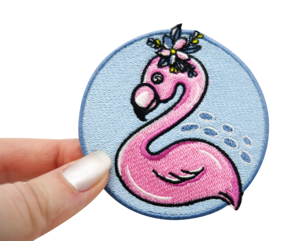 Frauenhand hält den Flamingo Patch