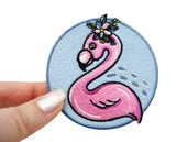 Frauenhand hält den Flamingo Patch