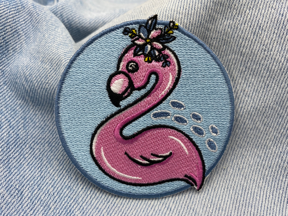 Flamingo Patch auf blauer Jeans