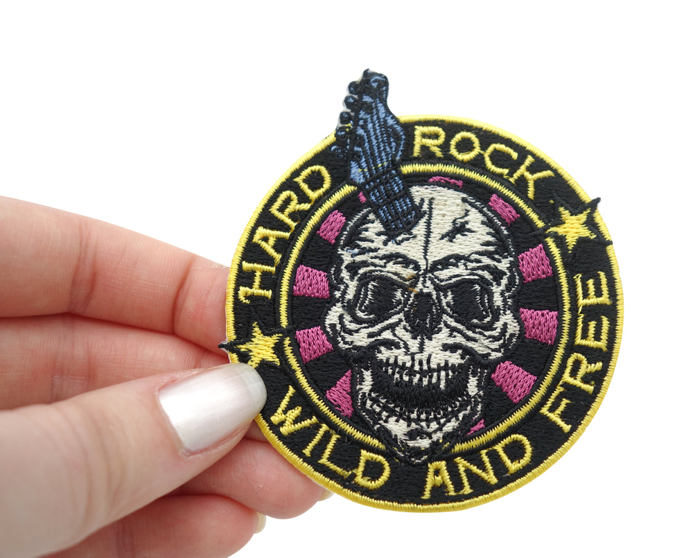 Totenkopf Patch gehalten von einer Frauenhand