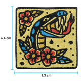 Schlange mit Blumen Patch mit der Maße: 6,4 x 7,3 cm