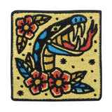 Gelber Schlange mit Blumen Patch