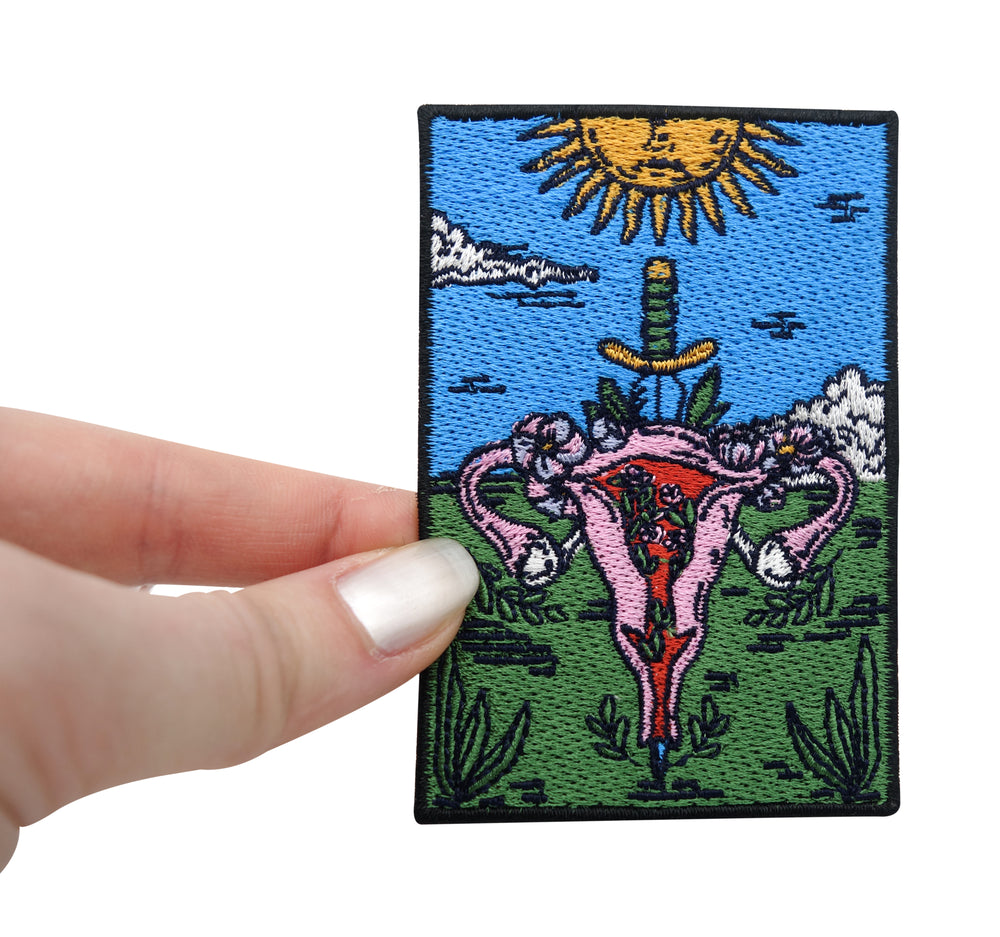 Frauenhand hält den Gebärmutter Patch