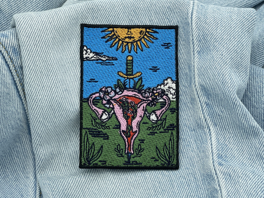 Gebärmutter Patch auf heller blauer Jeans