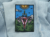 Gebärmutter Patch auf heller blauer Jeans