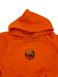 Sonnenuntergang Patch auf orangenem Pullover aufgebügelt