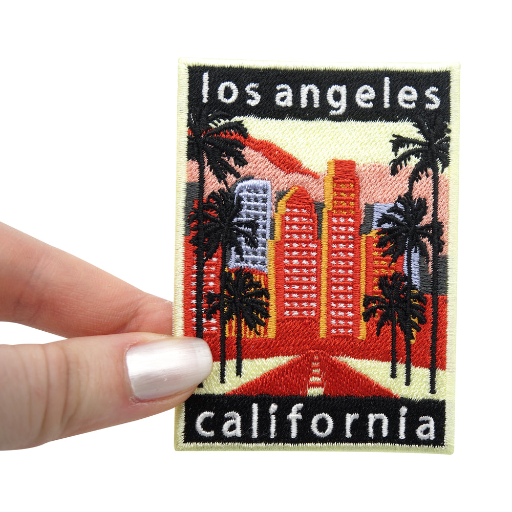 Frauenhand hält den Los Angeles Patch