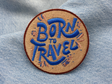 Born to Travel Patch auf blauer Jeans