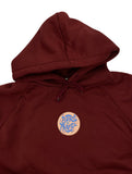 Born To Travel Patch auf rotem Pullover aufgebügelt