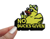 Frauenhand hält den Enten Patch