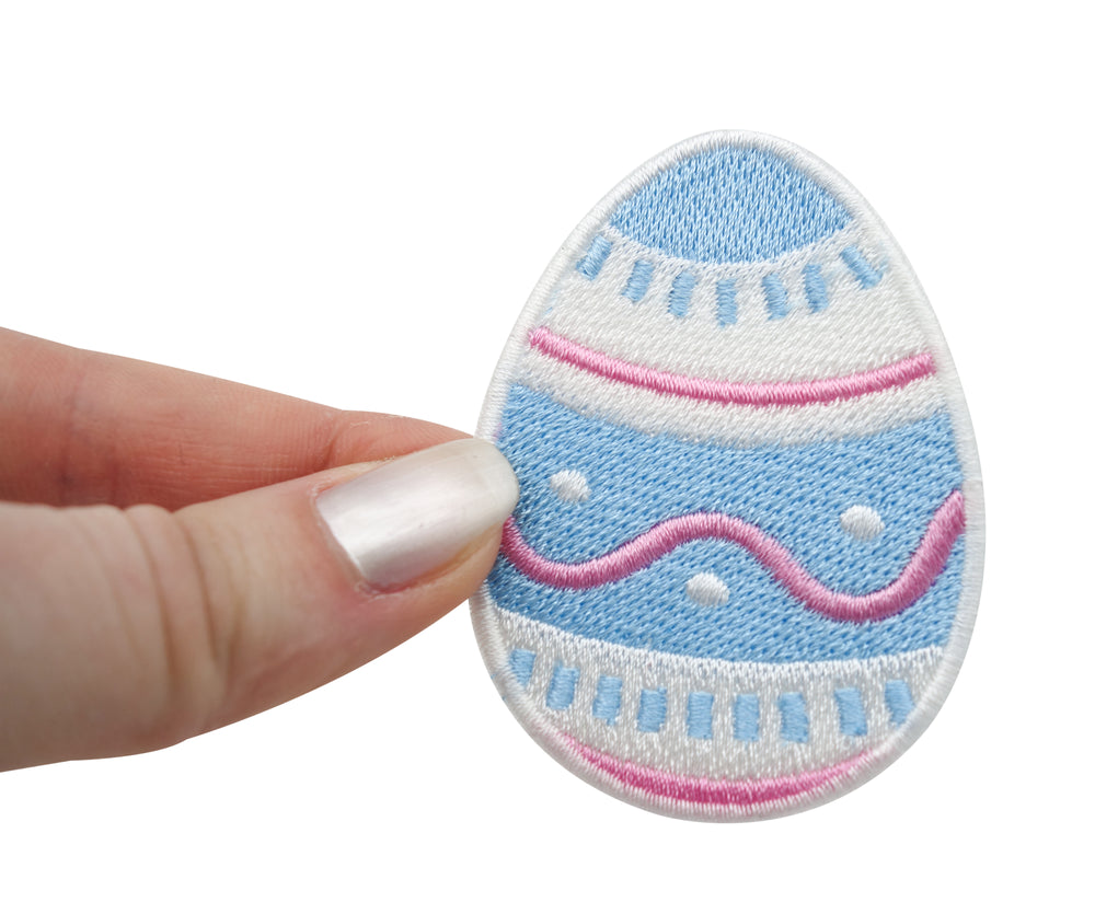Osterei Patch gehalten von einer Frauenhand