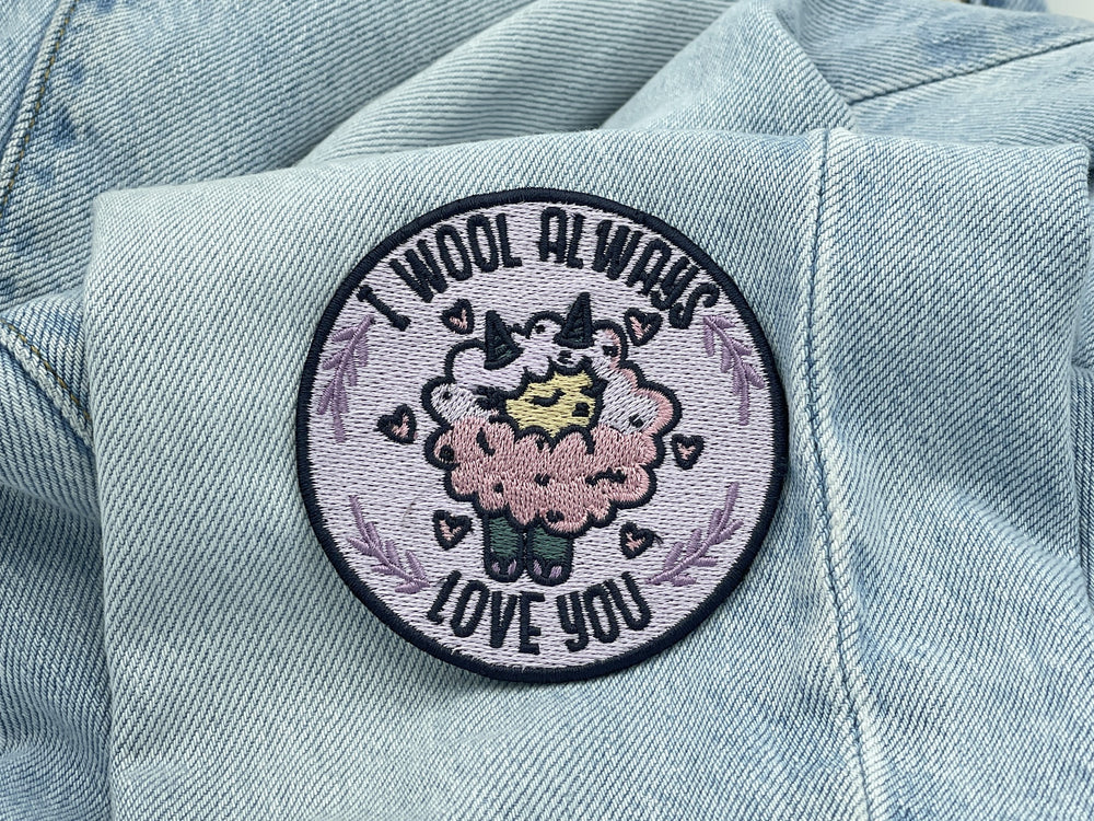 Liebes Patch auf blauer Jeans