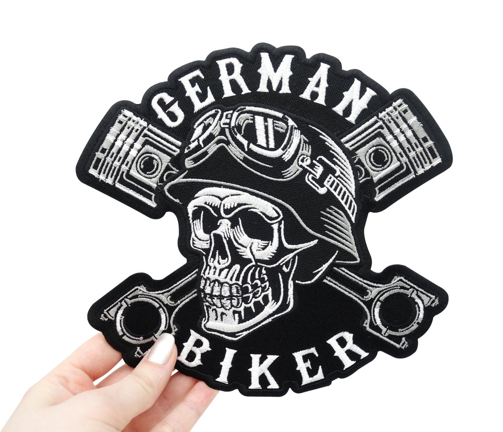 Totenkopf Patch gehalten von einer Frauenhand