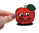 Frauenhand hält den Apfel Patch