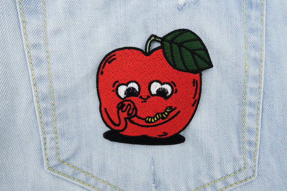 Apfel Patch auf hellblauer Jeans