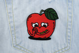 Apfel Patch auf hellblauer Jeans