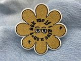 Blumen Patch auf blauer Jeans