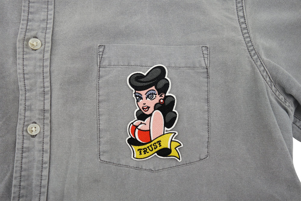 Sexy Frau Patch auf einem grauen Hemd aufgebügelt