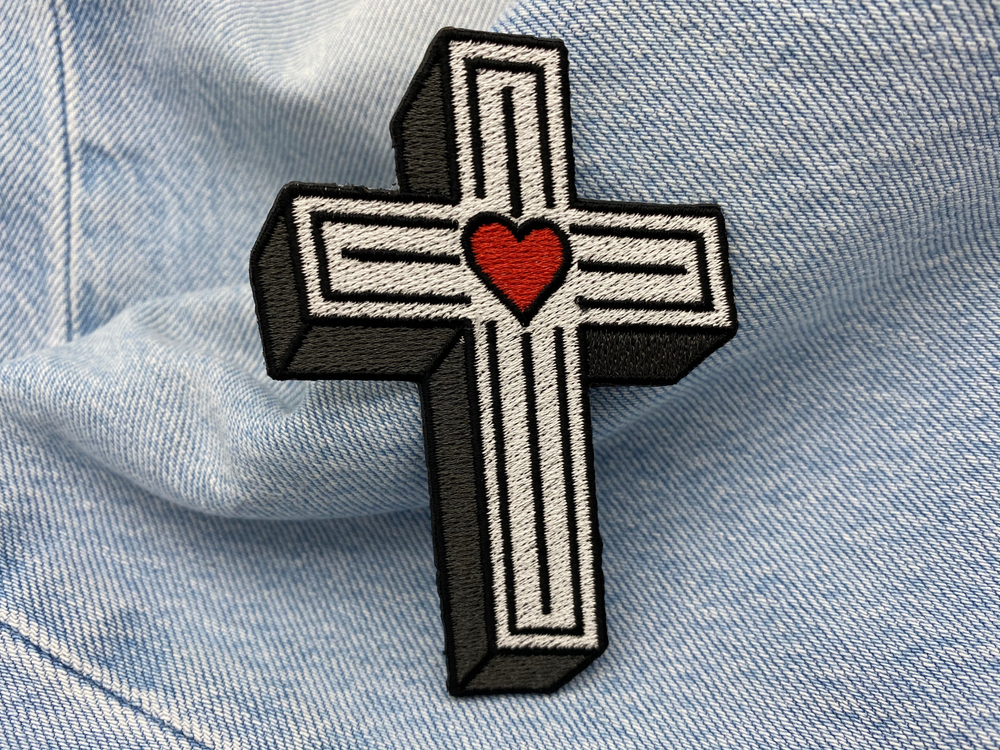 Kreuz Patch auf blauer Jeans