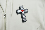 Kreuz Patch auf weißer Jacke aufgebügelt