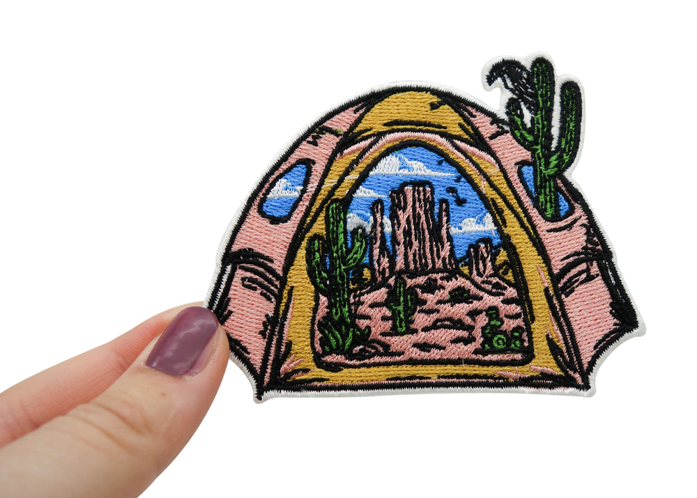 Frauenhand hält den Camping Patch