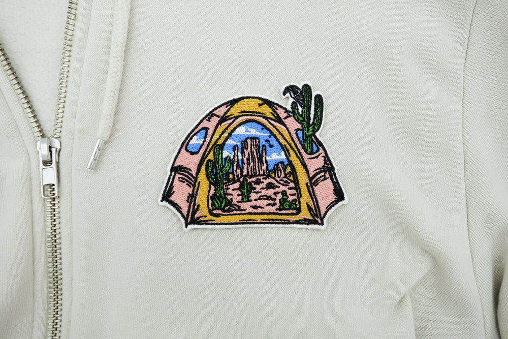 Camping Patch auf weißer Jacke aufgebügelt