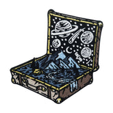 Blau-schwarzer Welt und Weltraum im Koffer Patch