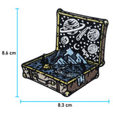 Welt im Koffer Patch mit der Maße: 8,6 x 8,3 cm