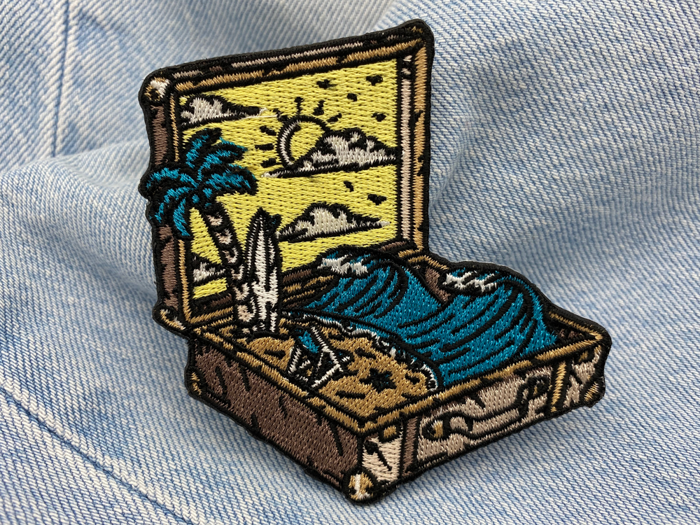 Strand im Koffer Patch auf hellblauer Jeans