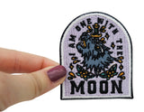 Frauenhand hält den Wolf Patch