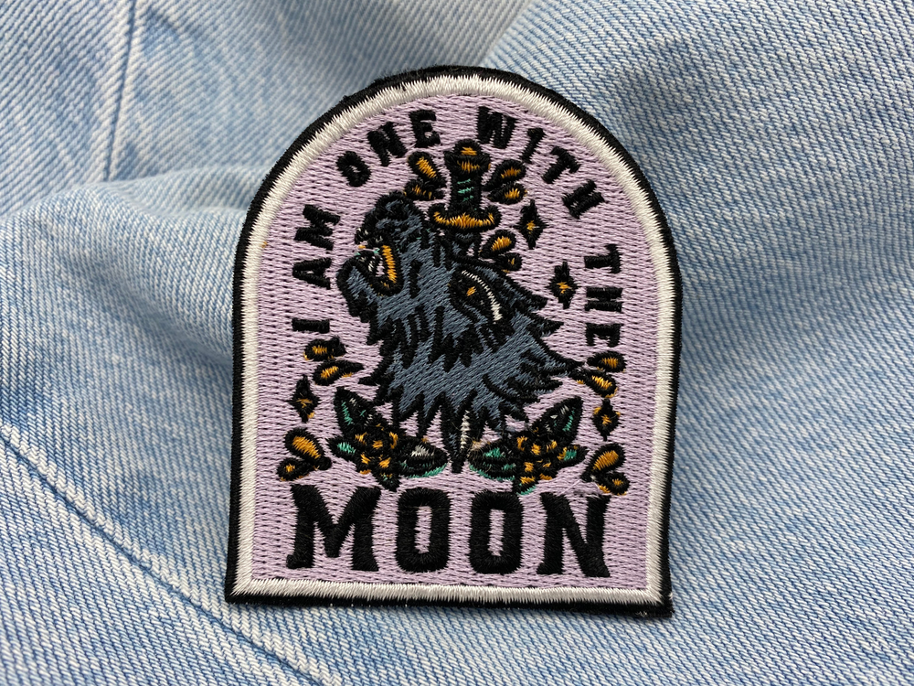 Wolf Patch auf hellblauer Jeans