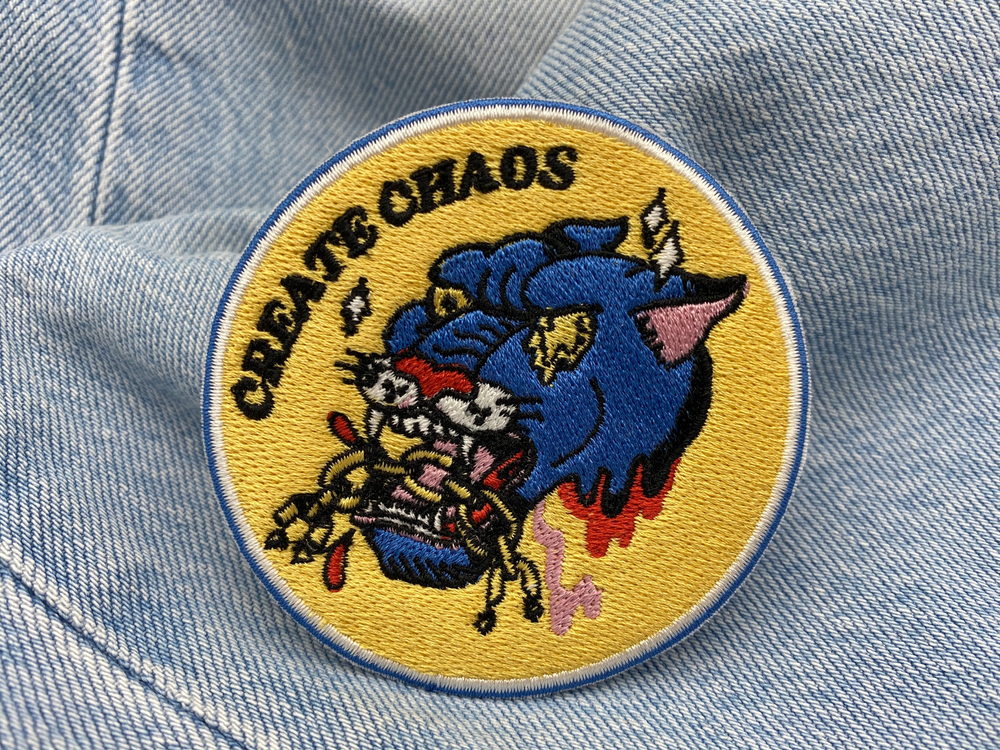 Chaos Patch auf hellblauer Jeans