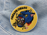 Chaos Patch auf hellblauer Jeans