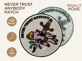 Vorder- und Rückseite des Patches, mit Bügelfolie. „Finally Home“ Logo und Nutzungsoptionen: Aufbügeln, Aufnähen, Aufkleben mit Textilkleber