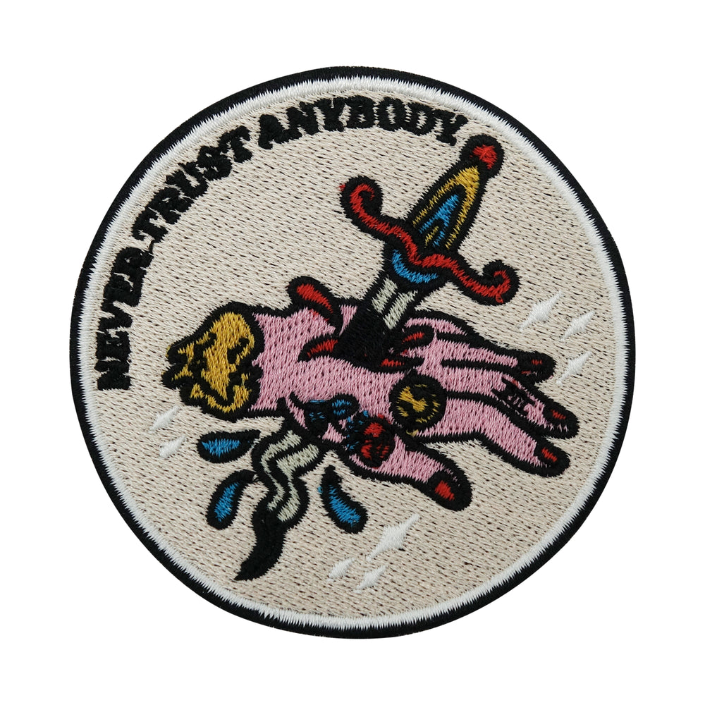 Weißer Never Trust Anybody / Dolch durch Hand Patch