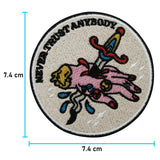 Never Trust Anybody Patch mit der Maße: 7,4 x 7,4 cm