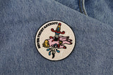 Never Trust Anybody Patch auf blauer Jeans Patch