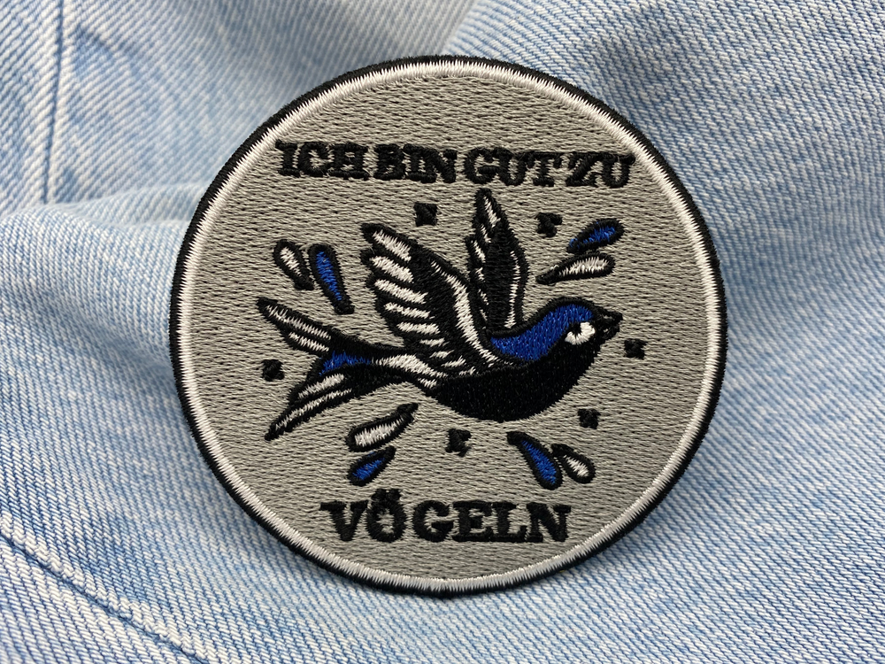 Vogel Patch auf hellblauer Jeans