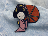 Japanische Frau Patch auf hellblauer Jeans