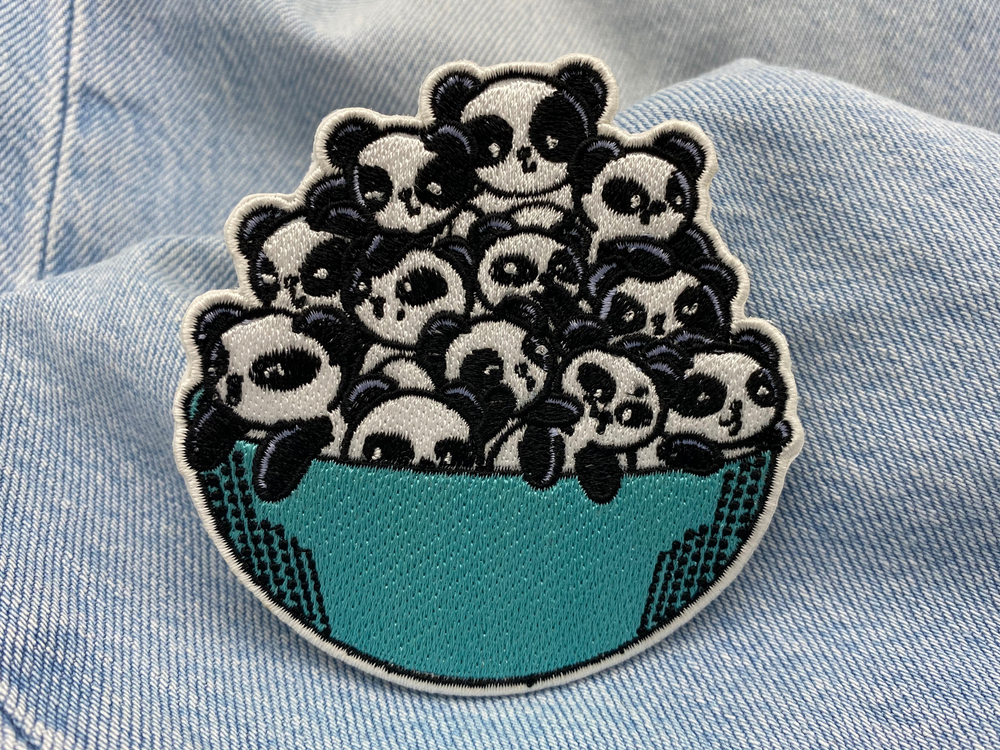 Pandabären Patch auf hellblauer Jeans