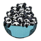 Blau-weißer Pandabären in einer Schüssel Patch