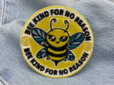 Bienen Patch auf hellblauer Jeans
