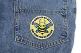 Bienen Patch auf blauer Jeans aufgebügelt