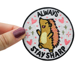Frauenhand hält den Igel Patch