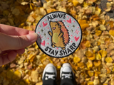 Igel Patch gehalten von einer Frauenhand vor herbstlichem Hintergrund